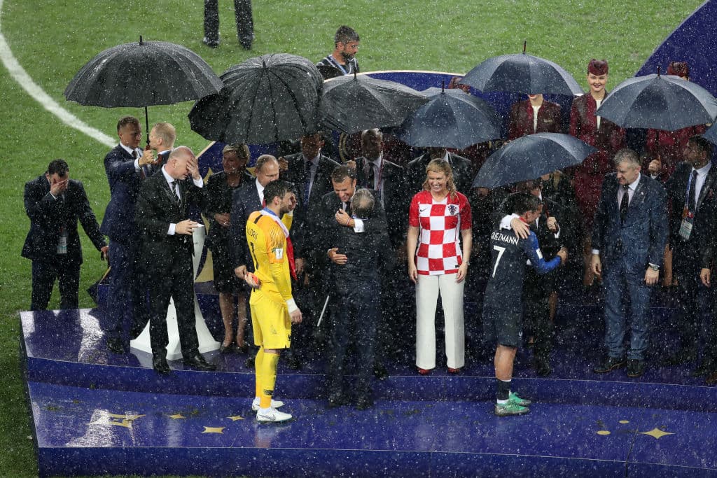 Finalmente todos los mandatarios y dirigentes del fútbol quedaron mejor cubiertos, ya en el final de la premiación a los futbolistas.