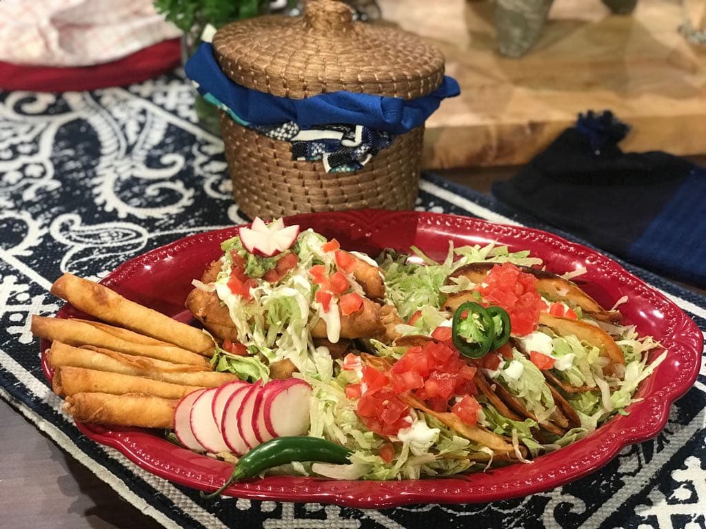 Cómo preparar tacos dorados de pollo picantes
