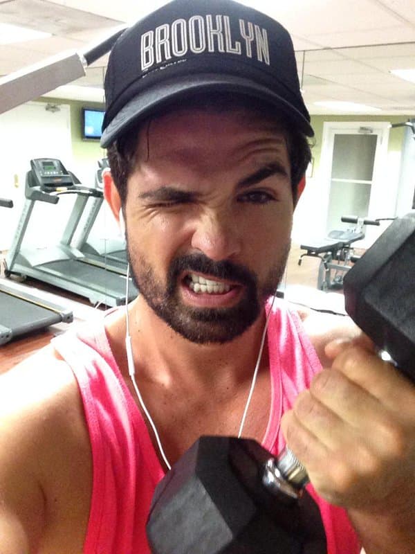 De pequeño quería ser Zootecnista, y ahora sólo quiere ser un viajero pues le encanta andar de un lado para otro.