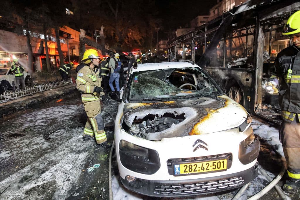 Bomberos extinguen las llamas en un vehículo destrozado por misiles lanzados desde la Franja de Gaza hasta la ciudad de Holon, cerca de Tel Aviv, en respuesta al ataque previo de Israel al enclave palestino. Los cohetes palestinos
<b>causaron la muerte de cinco personas y decenas de heridos</b> en Israel, según la policía y los servicios de socorro. Los bombardeos israelíes en la Franja de Gaza
<b>causaron la muerte de al menos 35 palestinos, entre ellos 12 niños, y más de 230 heridos</b>, según el último balance del ministerio de Salud del enclave palestino.