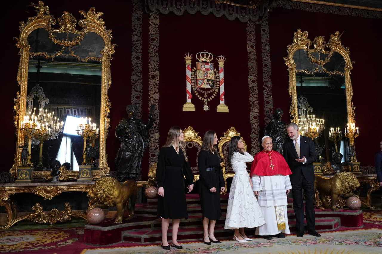 El papa León XIV se reunió con el rey Felipe VI de España, la reina Letizia, Leonor, princesa de Asturias, y la infanta Sofía en el Palacio Real de Madrid.