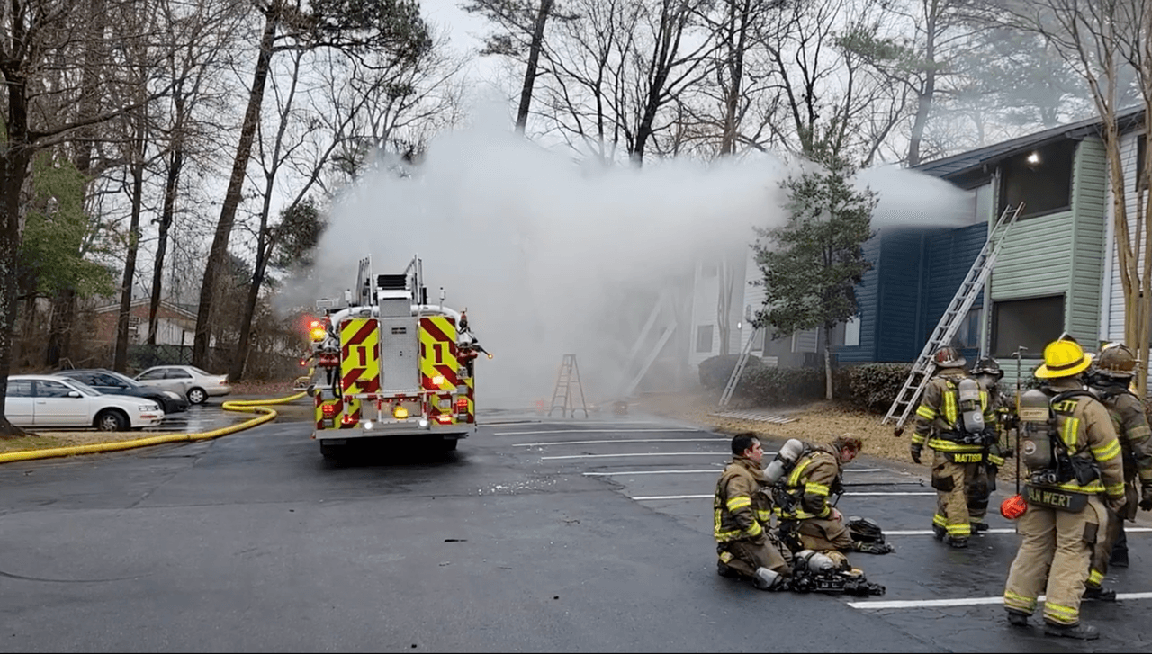 12 familias son desplazadas por un incendio en Norcross