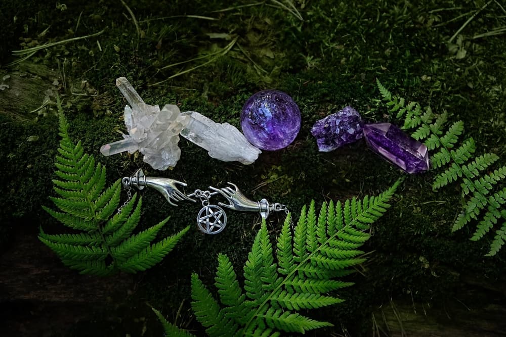 En la actualidad, aunque su uso data de miles de años atrás, el uso de amuletos sigue siendo una tradición para alejar o protegernos de las malas energías.
<br>
<br>