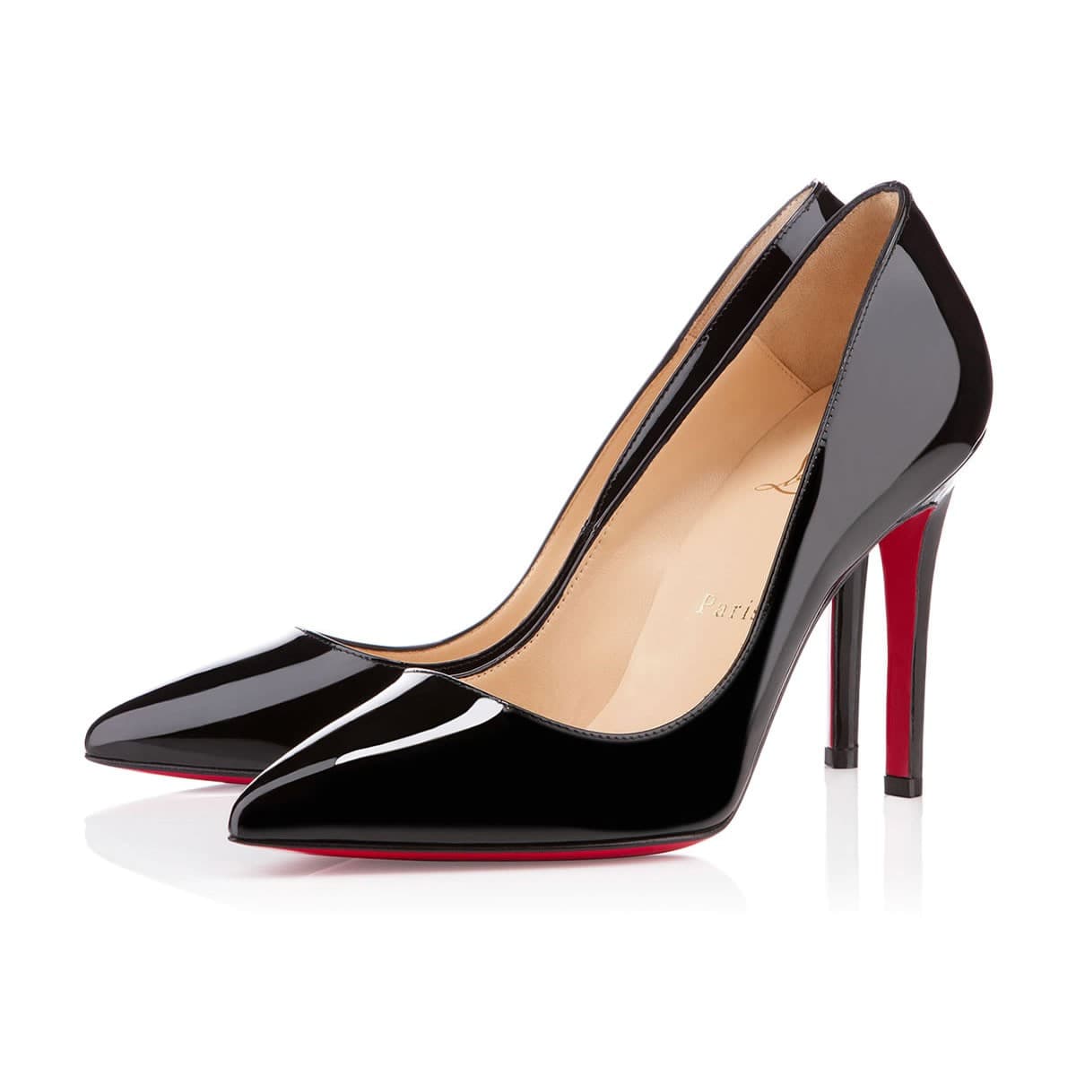 <b>Pigalle de Christian Louboutin</b>
<br>Nombrados tras el barrio parisino, los Pigalle de Christian Louboutin cumplieron 12 años de ser creados y de ser el zapato más famoso de la firma. En color negro que hace el contraste perfecto con la suela roja, son un must.
<br>