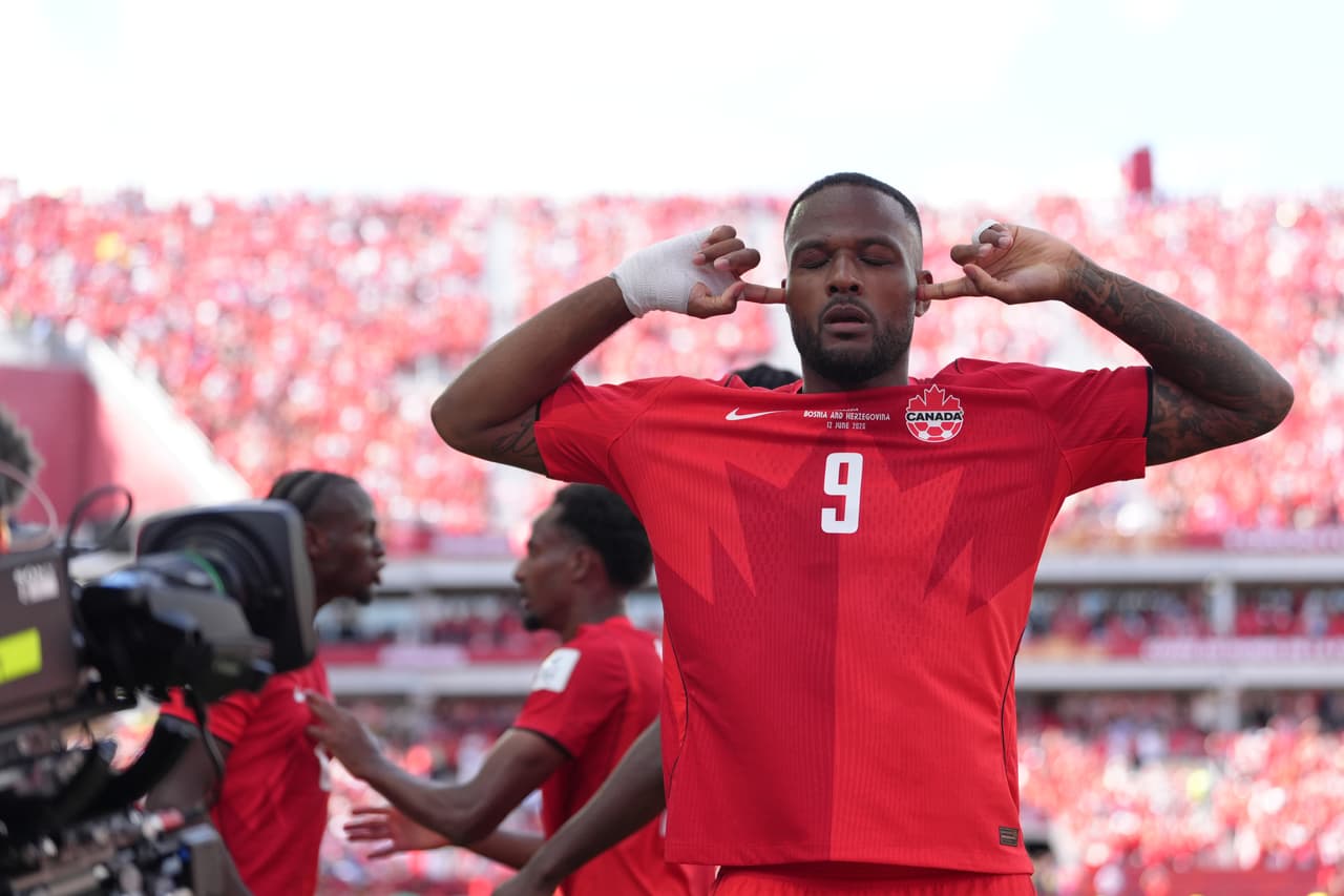Cyle Larin (9) de Canadá celebra tras marcar el primer gol de su equipo en la segunda mitad del partido de fútbol del Grupo B de la Copa Mundial entre Canadá y Bosnia, el viernes 12 de junio de 2026, en Toronto.
