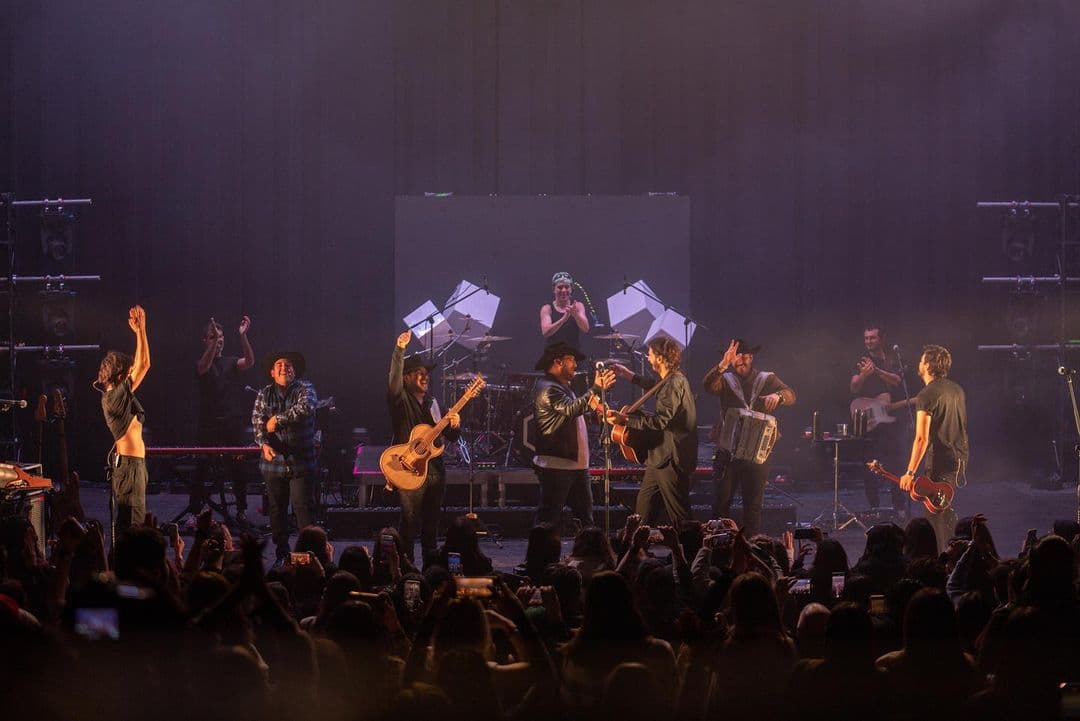 Grupo Frontera y Morat cantaron juntos ‘No Se Va’ en concierto