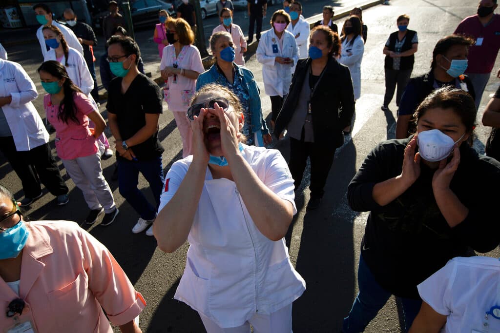Trabajadores de salud exigen equipo de protección durante una protesta afuera de un hospital público en la Ciudad de México.