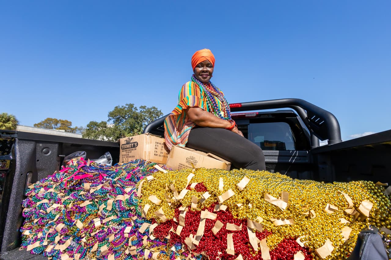 Pero estos alegres piratas no solo se llevan los tesoros encontrados, los comparten con todos aquellos que salen a las calles a verlos, cientos de miles de collares de coloridas perlas son entregados a los asistentes al desfile.
