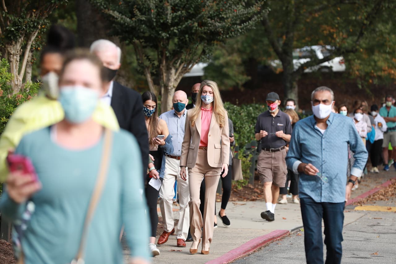 La senadora estadounidense Kelly Loeffler espera en la fila para votar temprano en Atlanta el 13 de octubre de 2020. Loeffler, quien fue designada en 2019 por el gobernador Brian Kemp para suceder al exsenador Johnny Isakson, está en la boleta electoral en una elección especial con 21 candidatos de todos los partidos, incluido el representante de Estados Unidos Doug Collins.