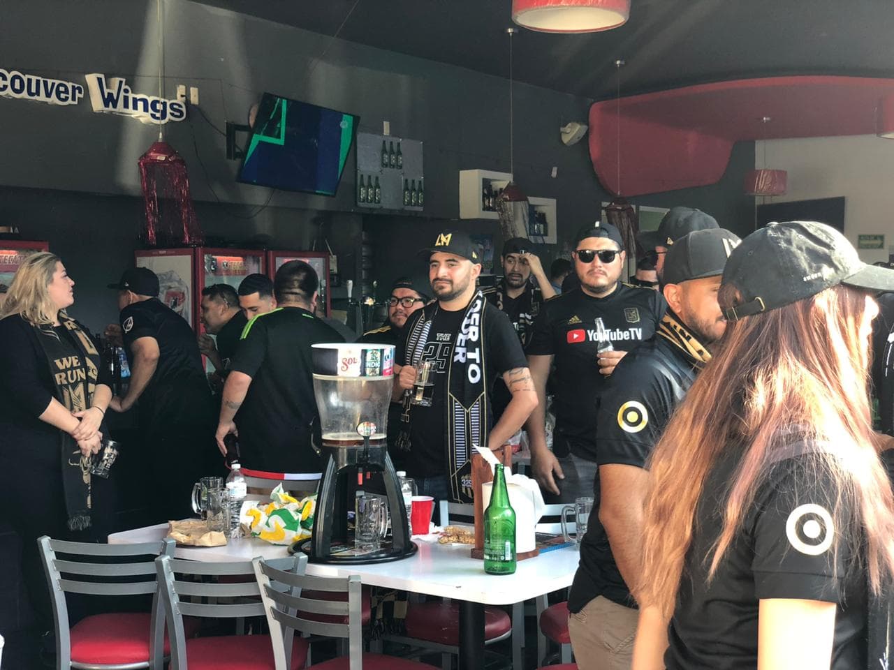 Muy prendida y animada la afición angelina, poniendo el color en León para alentar al LAFC.