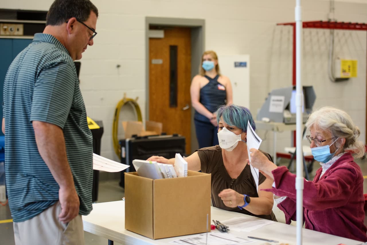Recuerda que intimidar a cualquier votante es un delito.
<b>Los votantes que se sientan acosados o intimidados deben notificar a un funcionario electoral de inmediato.</b>
