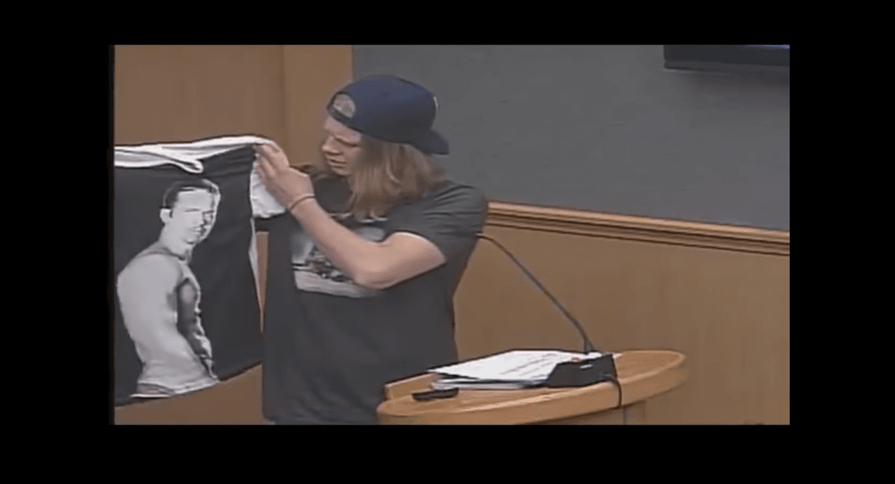 Piden una estatua de Paul Walker en California: la broma que le salió bien a estos 'surfers'