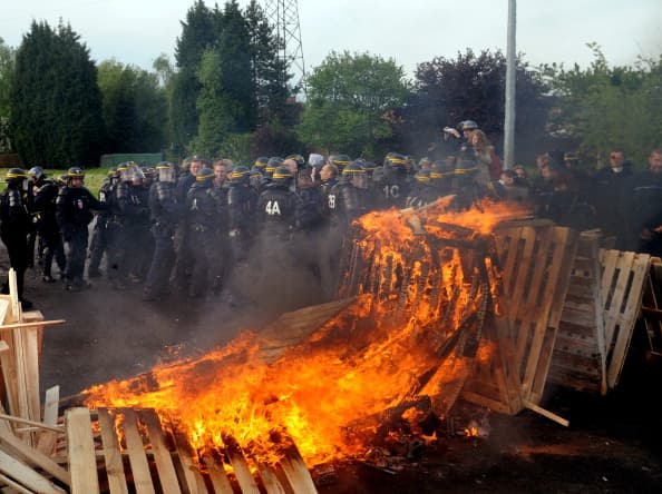 La huida del ladrón provocó la protestas de guardias frente a la prisión, por la falta de seguridad que provocó el secuestro de sus compañeros.