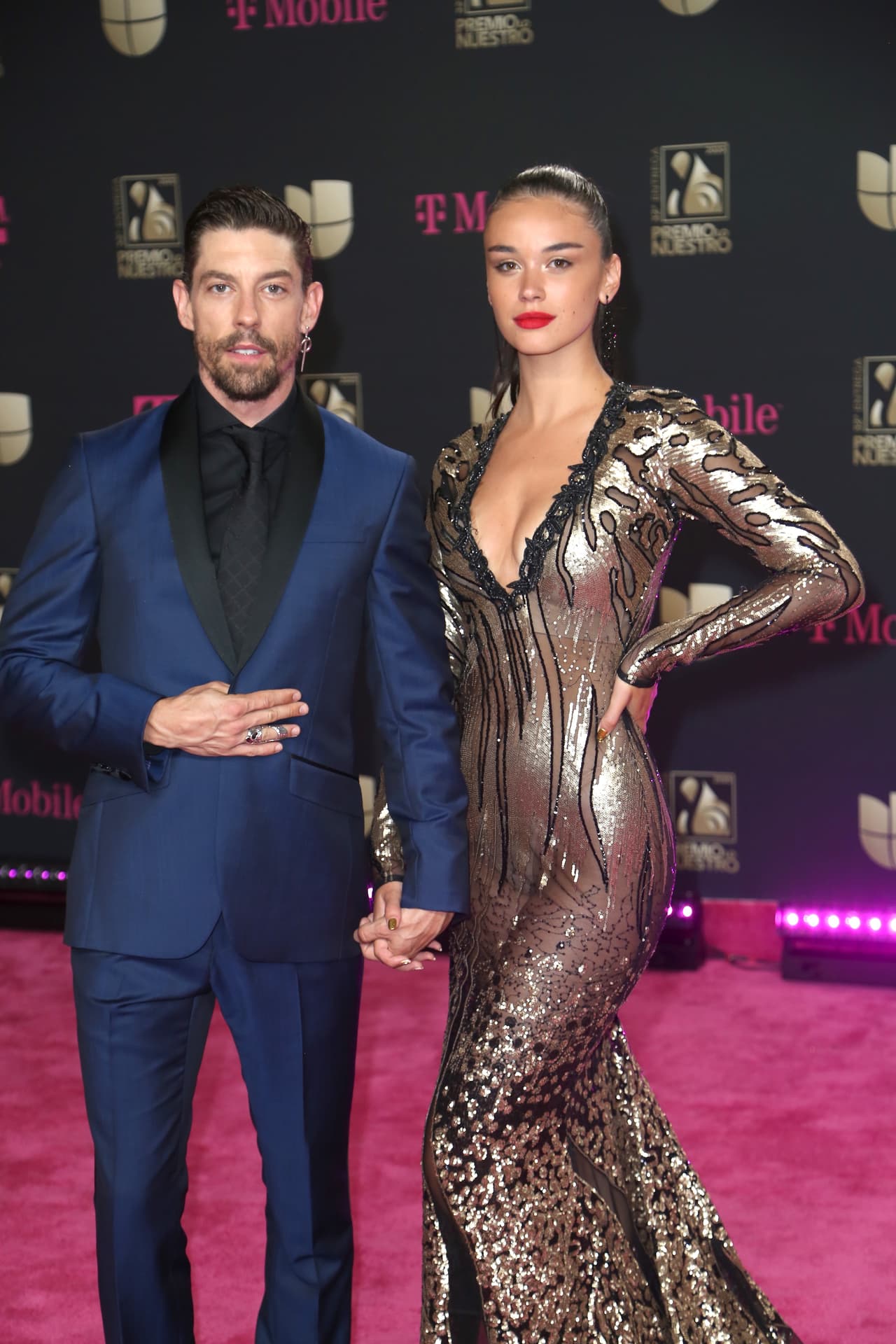 Adrián acudió a la alfombra magenta con su novia, la bailarina Clara Chaín.