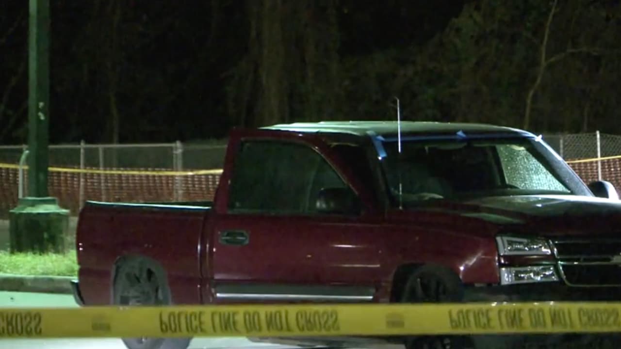 La policía cree que una de las víctimas mortales del
<a href="https://www.univision.com/local/houston-kxln/diamond-alvarez-asesinato-muerte-tiroteo-houston-texas-fotos">tiroteo</a> al parecer estaba involucrada en un intento de robo.