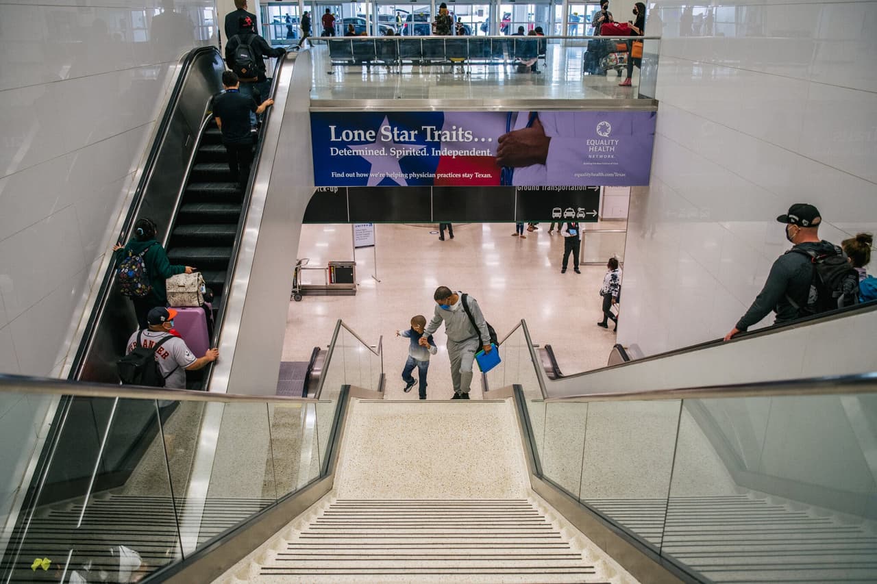 Toma en cuenta que el riesgo de ómicron es cada vez mayor. En todo el país ha habido un aumento drástico en los casos de covid-19 en los últimos días.