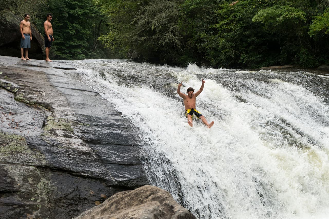 <b>Carolina del Norte.</b>
<br>
<br>En la foto puedes ver un tobogán natural de piedra en
<b>Turtleback Falls, en el Gorges State Park,</b> cerca de Cashiers. Tiene más de 60 pies y conduce a una hermosa piscina natural.