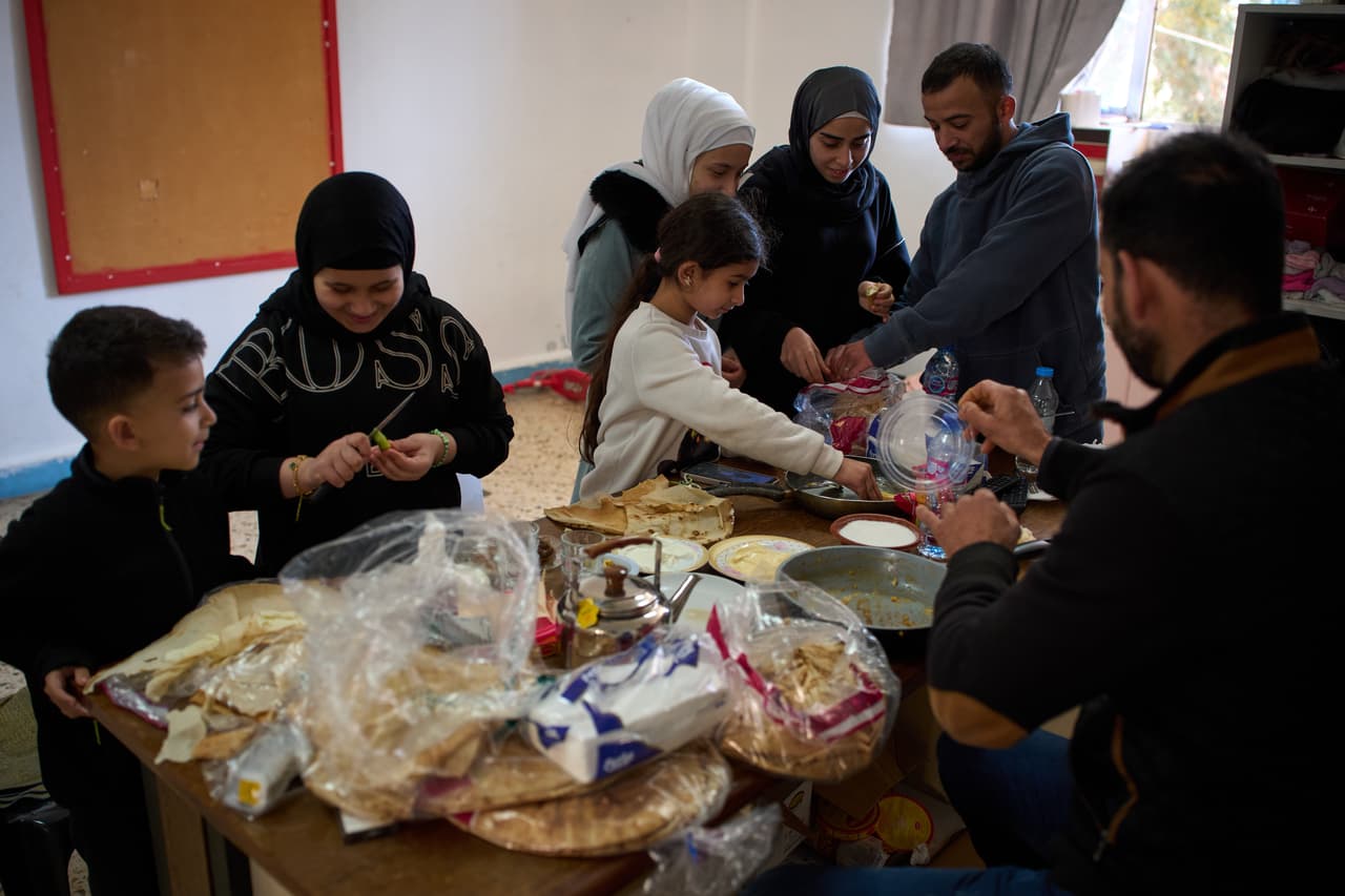 Familias desplazadas de Beirut tienen una convivencia en un refugio en Líbano, el 25 de marzo de 2026.