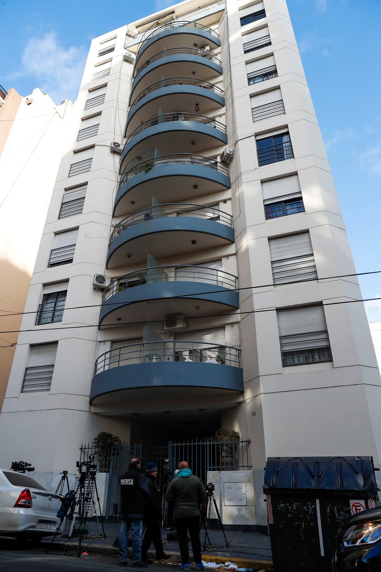 Inés Zorreguieta estaba
<b><a href="https://www.univision.com/entretenimiento/muere-kate-spade-la-famosa-disenadora-en-aparente-suicidio">colgada, con un cinturón, de la puerta de su departamento</a></b>, en este edificio en Buenos Aires.