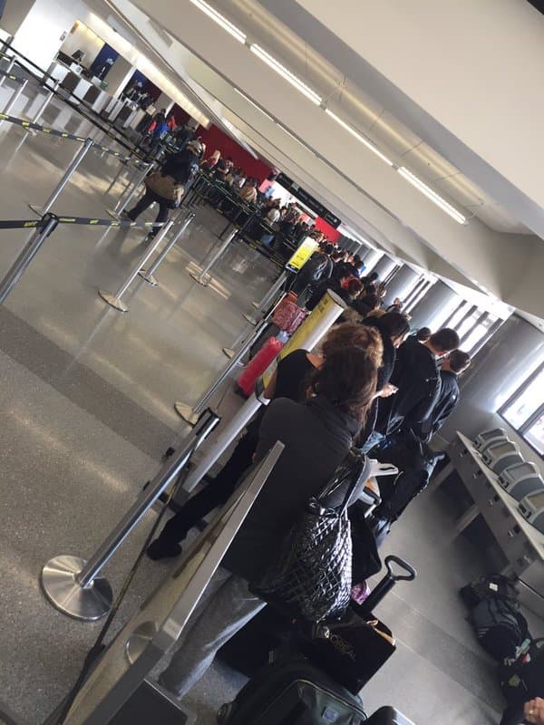 Falla en los sistemas de computadoras de JetBlue mantiene largas filas en el aeropuerto de Los Ángeles.