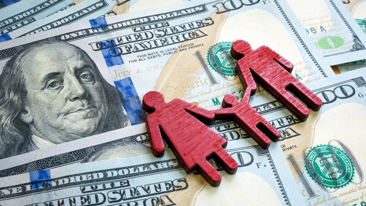 <h2 class="cms-H2-H2">Verifica si tu hijo califica para el crédito</h2>
<br>
<br>Para reclamar el CTC,
<b>tu hijo debe ser menor de 17 años, </b>haber vivido contigo más de medio año, ser tu dependiente en la declaración de impuestos y tener un Número de Seguro Social (SSN) válido,
<a href="https://www.univision.com/local/houston-kxln/credito-tributario-hijos-2025-que-es-quien-califica-reembolso">entre otros requisitos</a>.