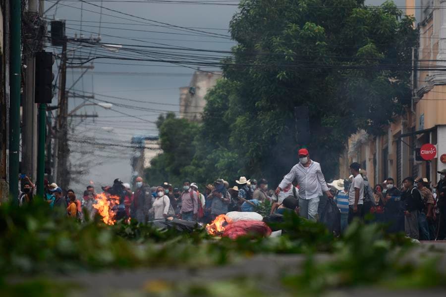 La manifestación empezó en horas de la mañana en el Parque Central, la plaza principal de la capital, y sobre las 2:00 pm se tornó violenta en las inmediaciones del Congreso, también situadas en el centro histórico. En la imagen se ve a los manifestantes
<b> haciendo barricadas. </b>