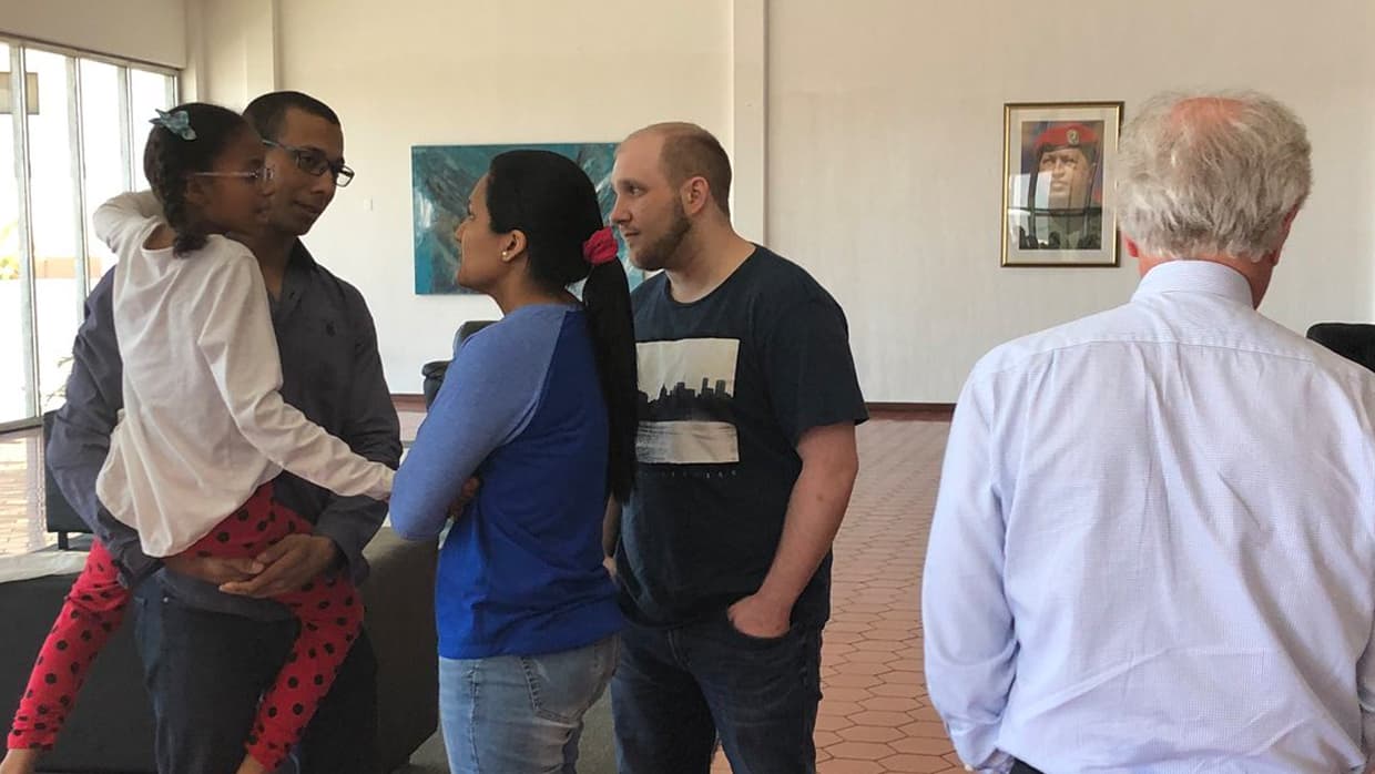 Joshua Holt y su esposa fueron arrestados por posesión de armas de guerra halladas en el apartamento.