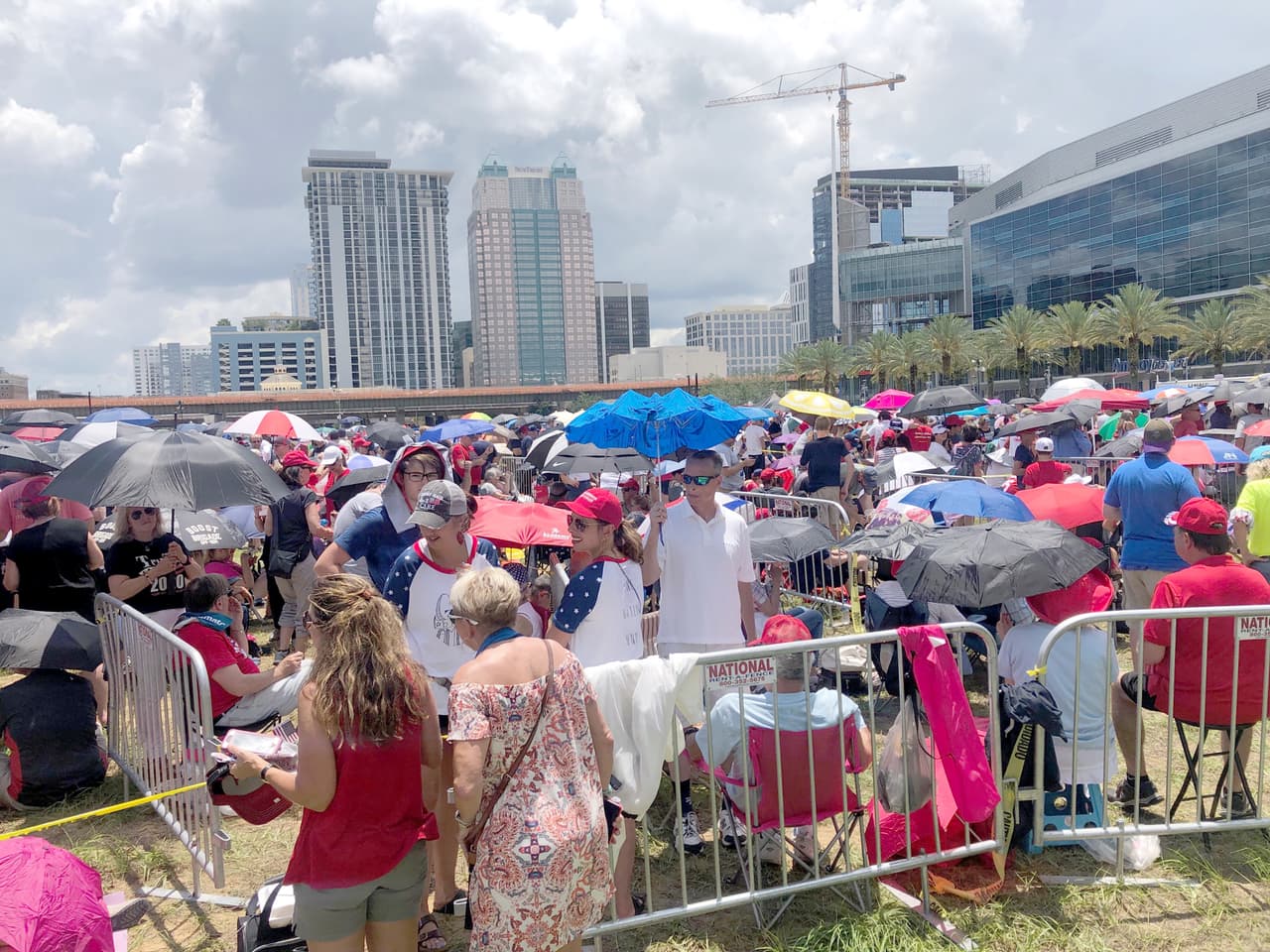 En este terreno, bajo el sol y la lluvia, esperaron algunos seguidores del actual presidente antes de la entrada al gran Amway Center. El acceso se abrió a las 3 pm para el evento de las 8 pm, pero algunos esperaban desde la mañana del día anterior.