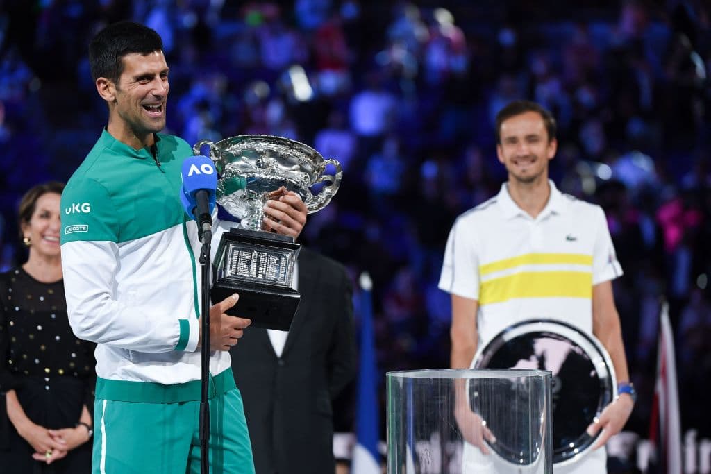 El serbio Novak Djokovic fulminó al ruso Daniil Medvedev al vencerle por 7-5, 6-2 y 6-2, en una final espectacular y demasiado corta, para levantar su noveno título del Australian Open y el tercero de forma consecutiva.
