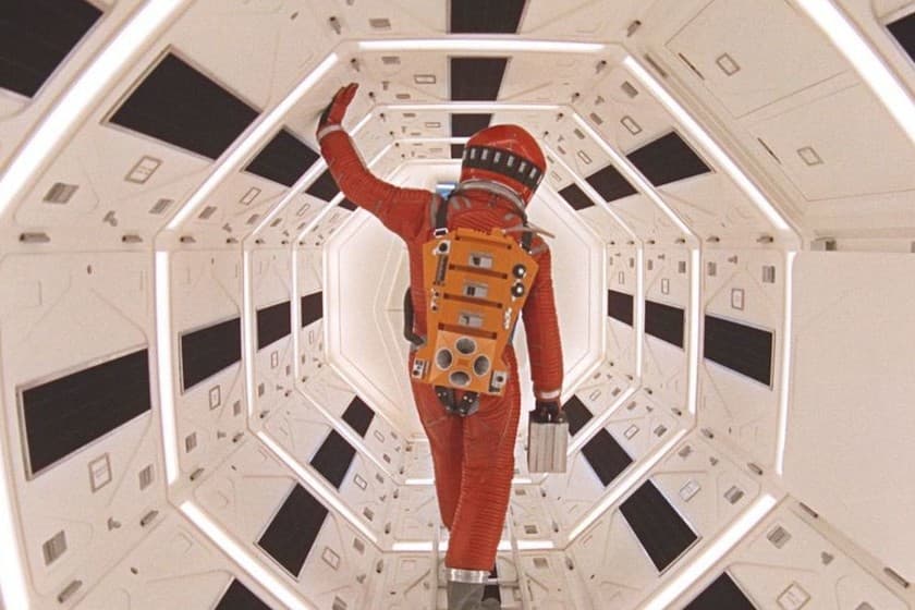 Millones de años después, otro monolito, enterrado en una luna, despierta el interés de los científicos. Por último, durante una misión de la NASA, HAL 9000, una máquina dotada de inteligencia artificial, se encarga de controlar todos los sistemas de una nave espacial tripulada.
<br>