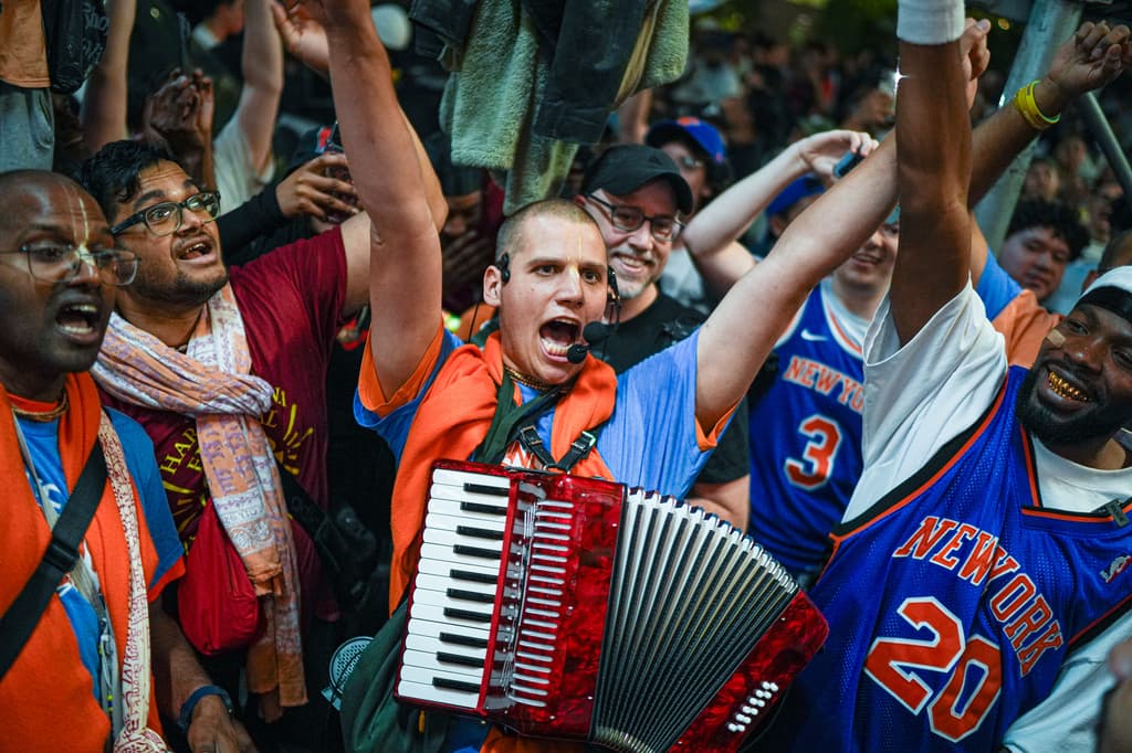 <b>UN ACORDEÓN </b>no faltó en la fiesta que armaron los fans de los Knicks de Nueva York en el Bryant Park, muy cerca del Madison Square Garden, la noche del lunes, 8 de junio.
<b>El equipo mantenía una racha de 13 victorias</b>, por lo que se anticipaba que estando en casa la victoria sería segura.
<br>
<b><a href="https://www.univision.com/local/nueva-york-wxtv/san-antonio-spurs-new-york-knicks-finales-nba-juego-3-basquetbol-nba-texas" target="_blank">Los Knicks perdieron con marcardor de 111-115 ante los visitantes Spurs de San Antonio.</a></b>