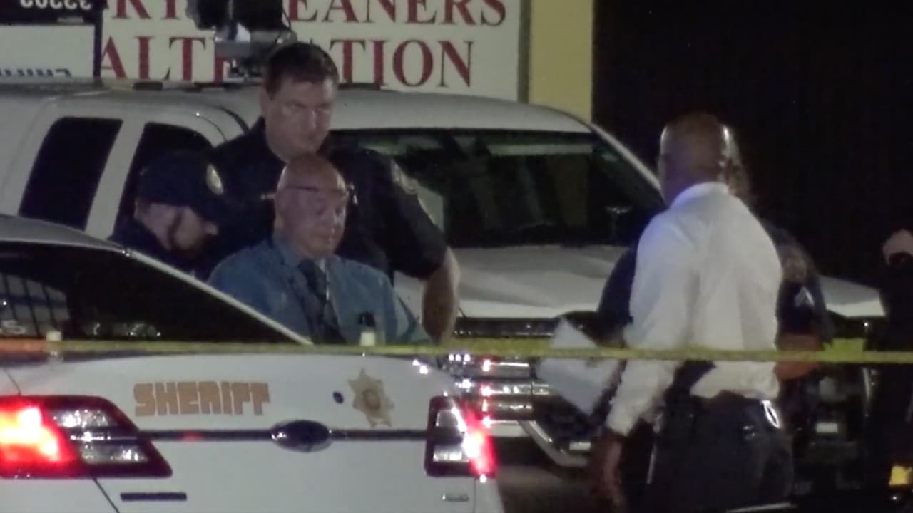 Las autoridades recibieron el reporte de un tiroteo el domingo alrededor de las 12:40am.