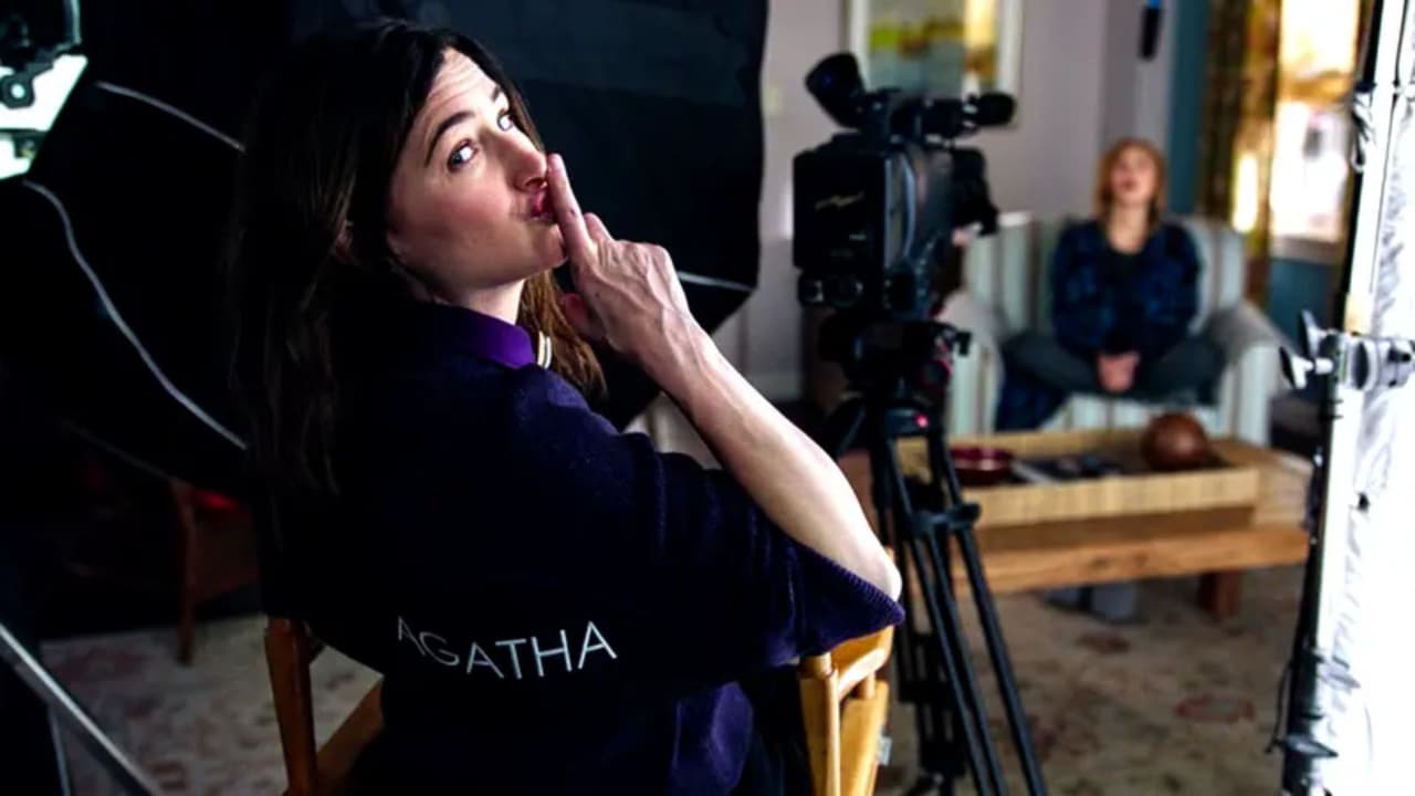 Cuando un personaje habla o ve directo a la cámara se le conoce como romper la cuarta pared.