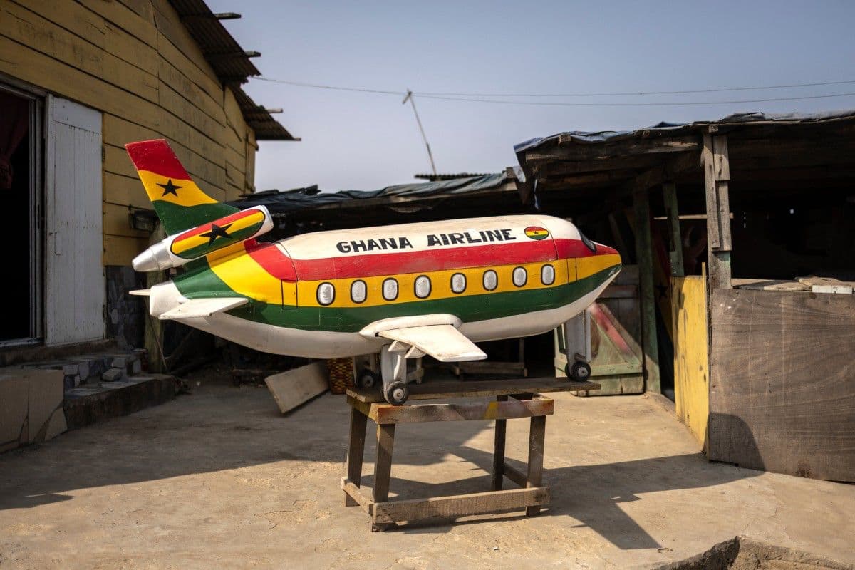 <b>El último vuelo de un piloto:</b> En el taller Erico de Accra, un avión de madera espera a su destinatario. El ataúd fue diseñado para un piloto, convirtiendo el oficio que definió su vida en la imagen de su despedida.