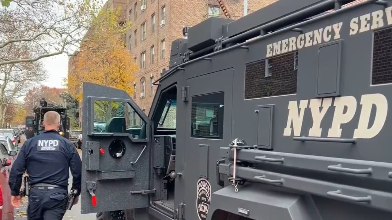 Balacera en edificio de Queens deja 2 heridos y un sospechoso arrestado