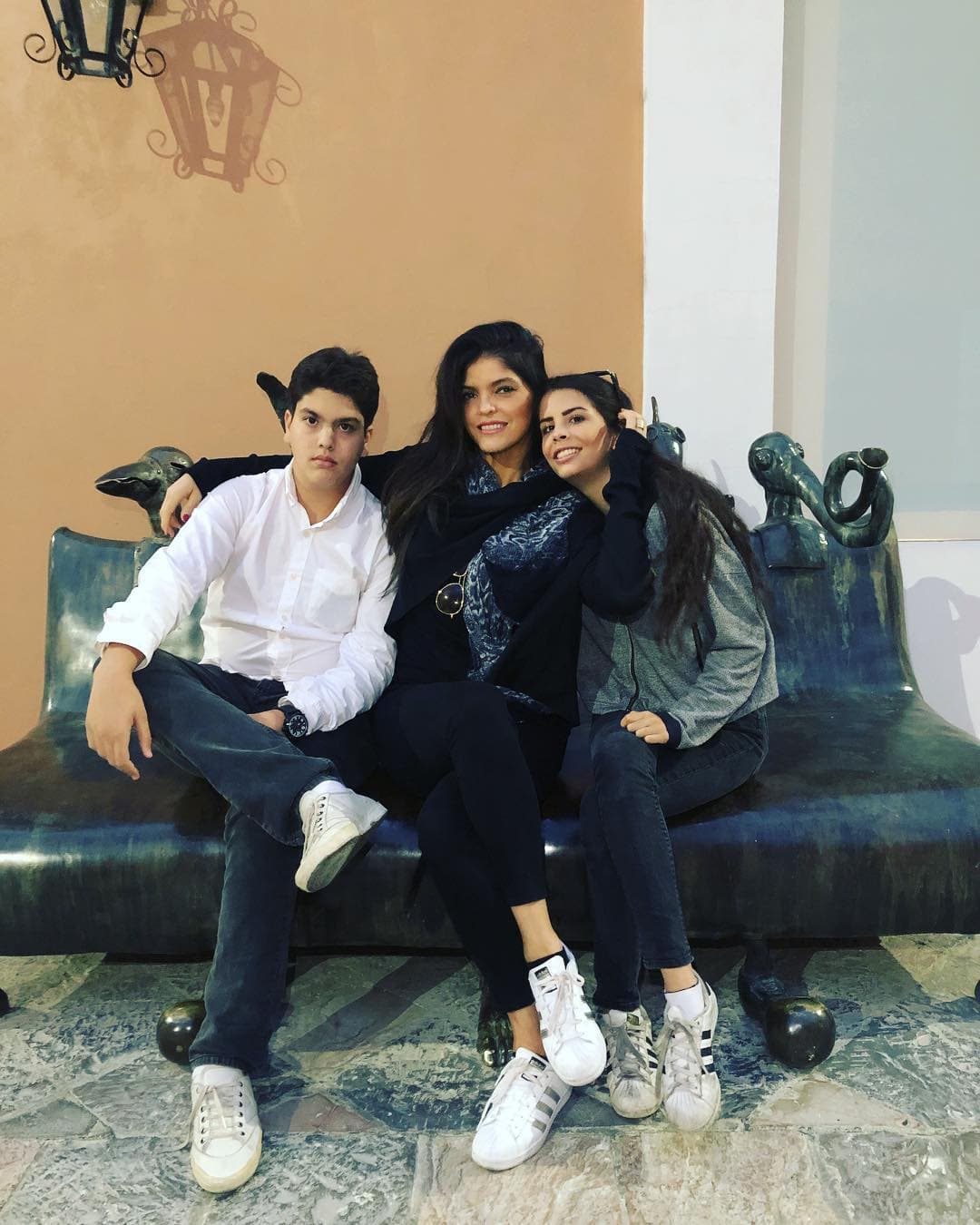 Si bien la relación de Ana Bárbara y José María terminó en 2011, ella ha seguido todo este tiempo en comunicación con Paula y José Emilio, quienes incluso la llaman “mamá”.
<br>