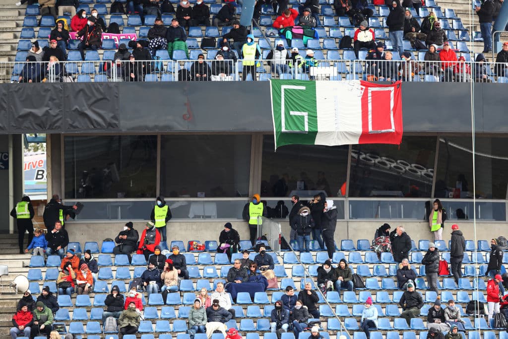 Valtieri Bottas se mantiene adelante a pesar del intento de Hamilton