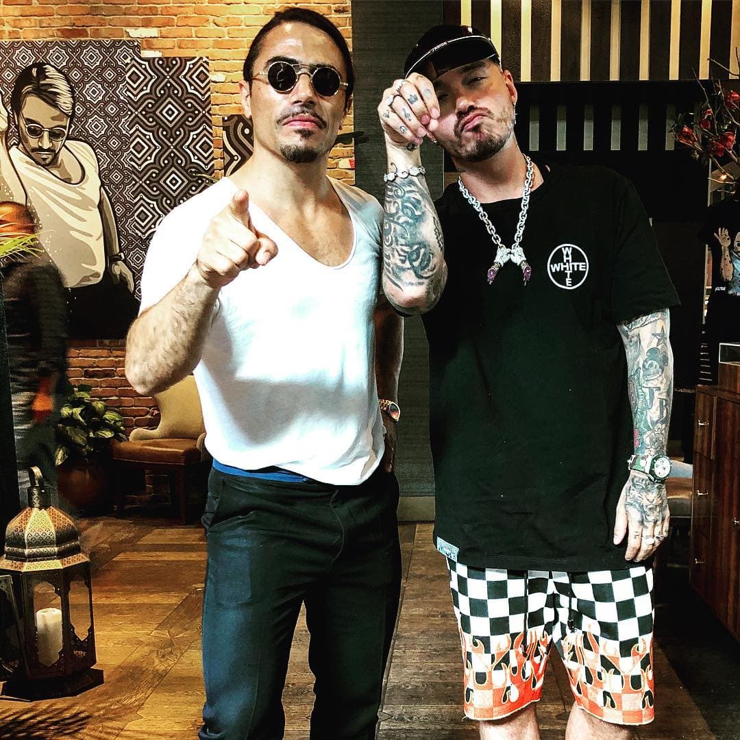 Sin embargo, el mandatario venezolano no ha sido la única celebridad en probar su comida y experimentar su estilo. J Balvin fue contagiado con la fiebre de #SaltBae