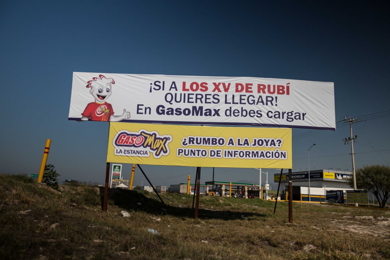 En la carretera que comunica San Luis Potosí con La Joya, esta cadena de gasolineras colocó vallas de varias de sus estaciones de servicio, repletas de personas que hacían fila para llenar el tanque, en medio de la escasez de gasolina.