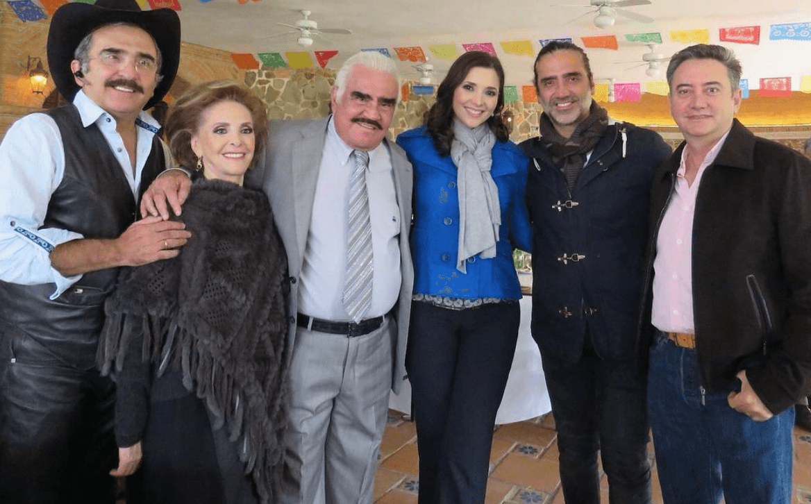 58 años de matrimonio llegaron a su final con la partida de ‘El charro de Huentitán”, miles de recuerdos acompañarán a Cuquita junto a sus hijos, y el legado dejado por una vida compartida con Vicente Fernández.