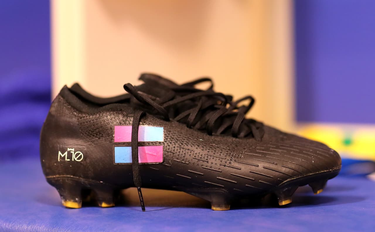 Los zapatos de Marta con los símbolos de equidad.