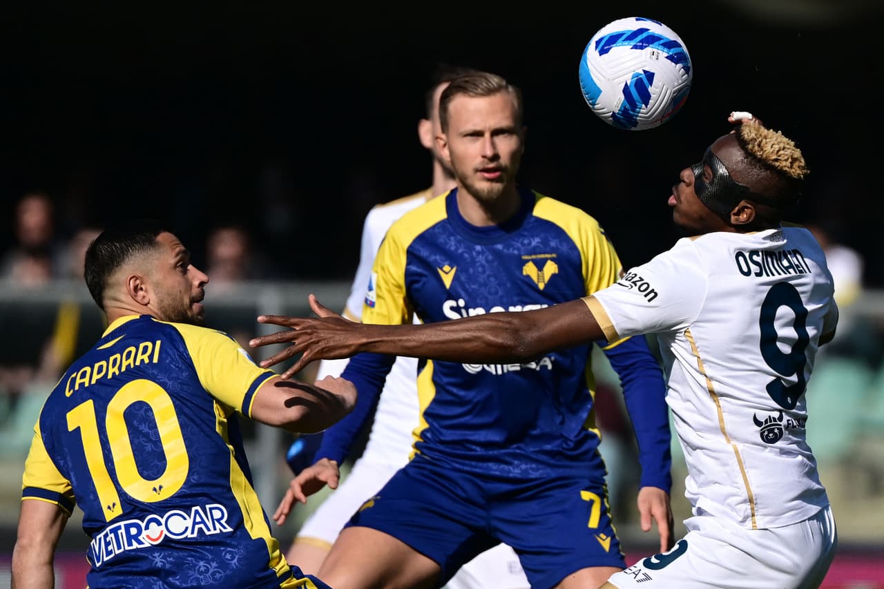 En un duelo donde el mexicano 'Chucky' Lozano jugó 63 minutos y tuvo un papel discreto, el nigeriano Victor Osimhen marcó los dos goles del Napoli, que valieron el triunfo ante Hellas Verona.