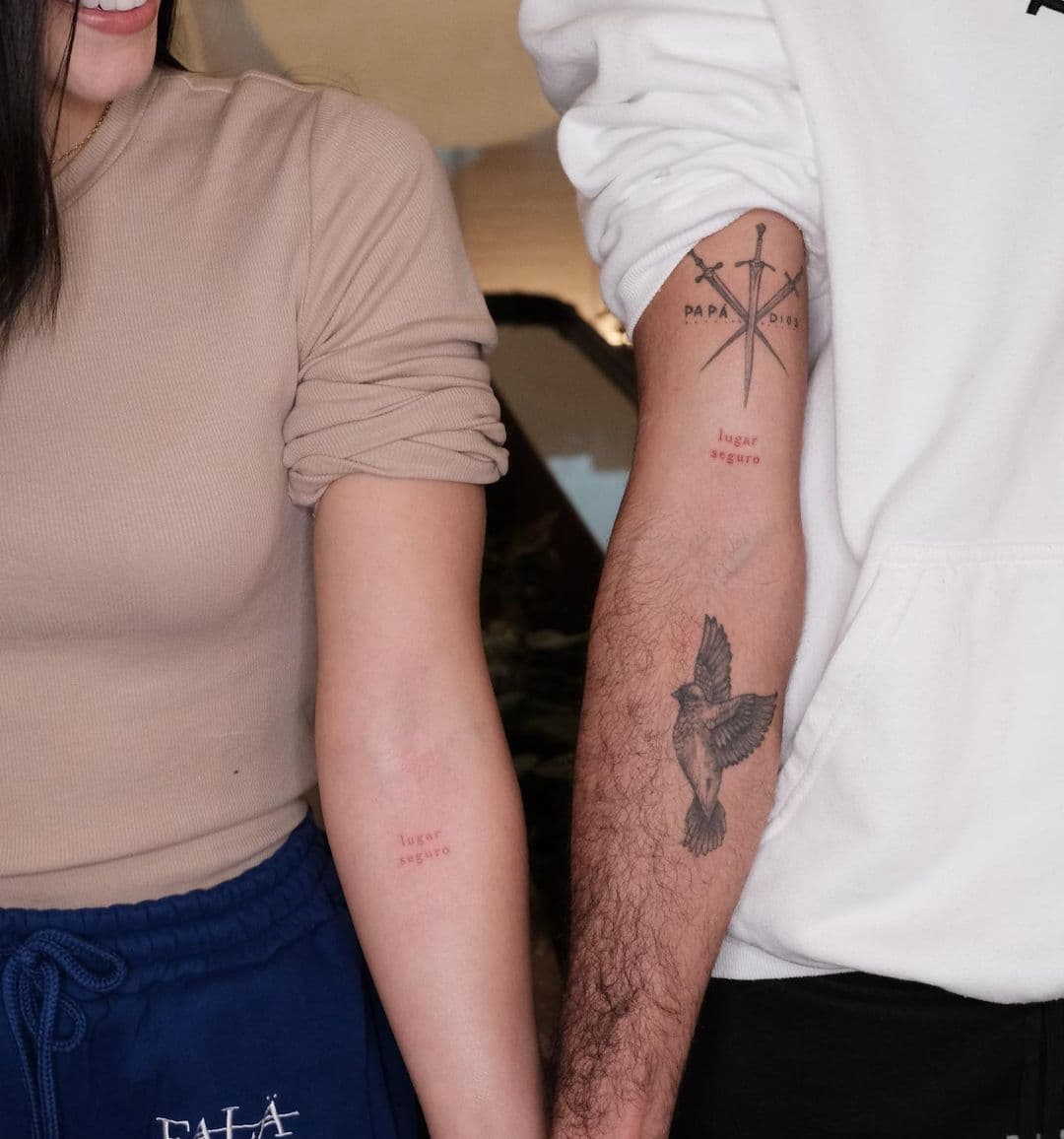 Además, la pareja mostró el tatuaje que tienen juntos, Se trata de la frase 'Lugar Seguro'.
