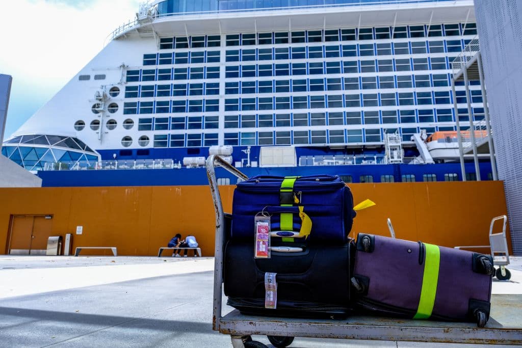 Según la Asociación Internacional de Líneas de Cruceros (CLIA), que representa al 95% de las compañías con cruceros oceánicos, entre marzo y septiembre de 2020 esas empresas presentaron pérdidas globales de 77,000 millones de dólares, 23,000 millones en salarios y 518,000 puestos de trabajo.