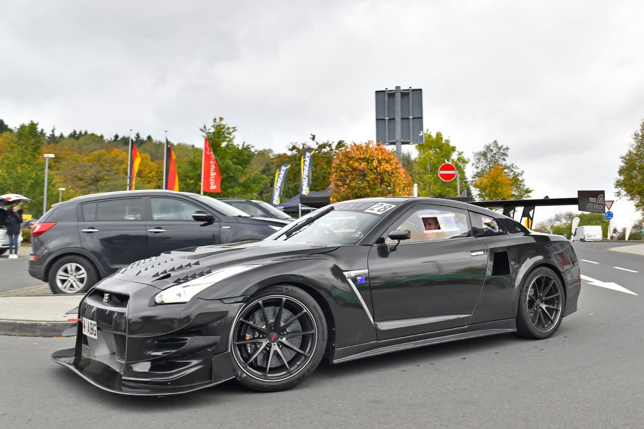 Otros detalles que no podemos dejar de mencionar son todos los elementos aerodinámicos implementados para maximizar las prestaciones de este GT-R mientras recorre el enorme y diverso circuito.