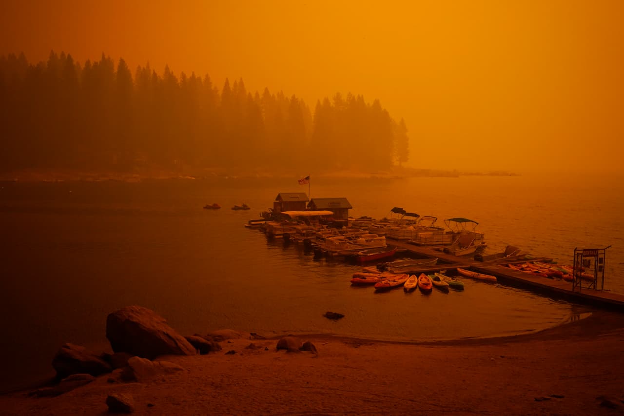 La densa capa de humo del incendio Creek impide la visibilidad del lago Shaver en un día que debía ser despejado y muy soleado.