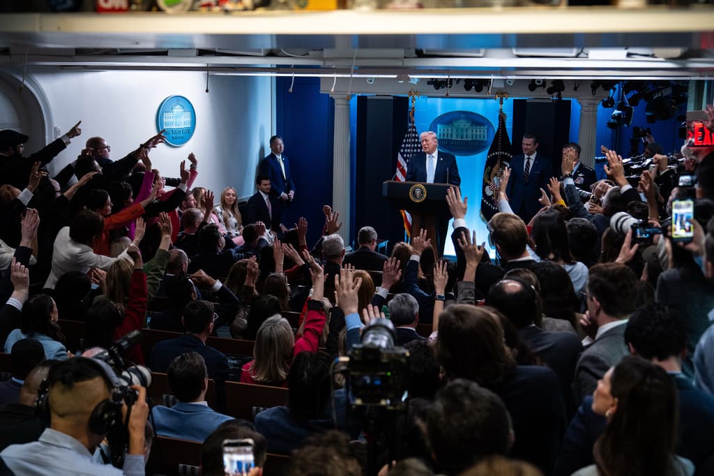 "Informar es un derecho constitucional, no un privilegio otorgado por el gobierno": expertos analizan el alcance del veto de Trump a los medios