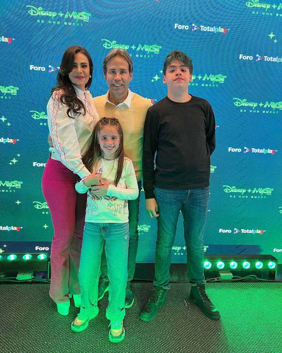 "Te amo mi niño, tú eres puro amor y bondad. Tu papito, Majito y yo somos muy afortunados de tenerte en nuestras vidas. Eres nuestro corazón andando,
<b>diste todo lo que tenías, no lo que te sobraba</b>. Te amo 'Santi', concluyó.