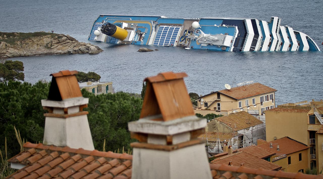 En el décimo aniversario los italianos también honrarán a los habitantes de la isla de Giglio, quienes donaron ropa y alojamiento a los sobrevivientes hasta que pudieron ser llevados a la península italiana.
<br>
<br>En la fotografía el barco frente al puerto, dos días después de la colisión.
<br>