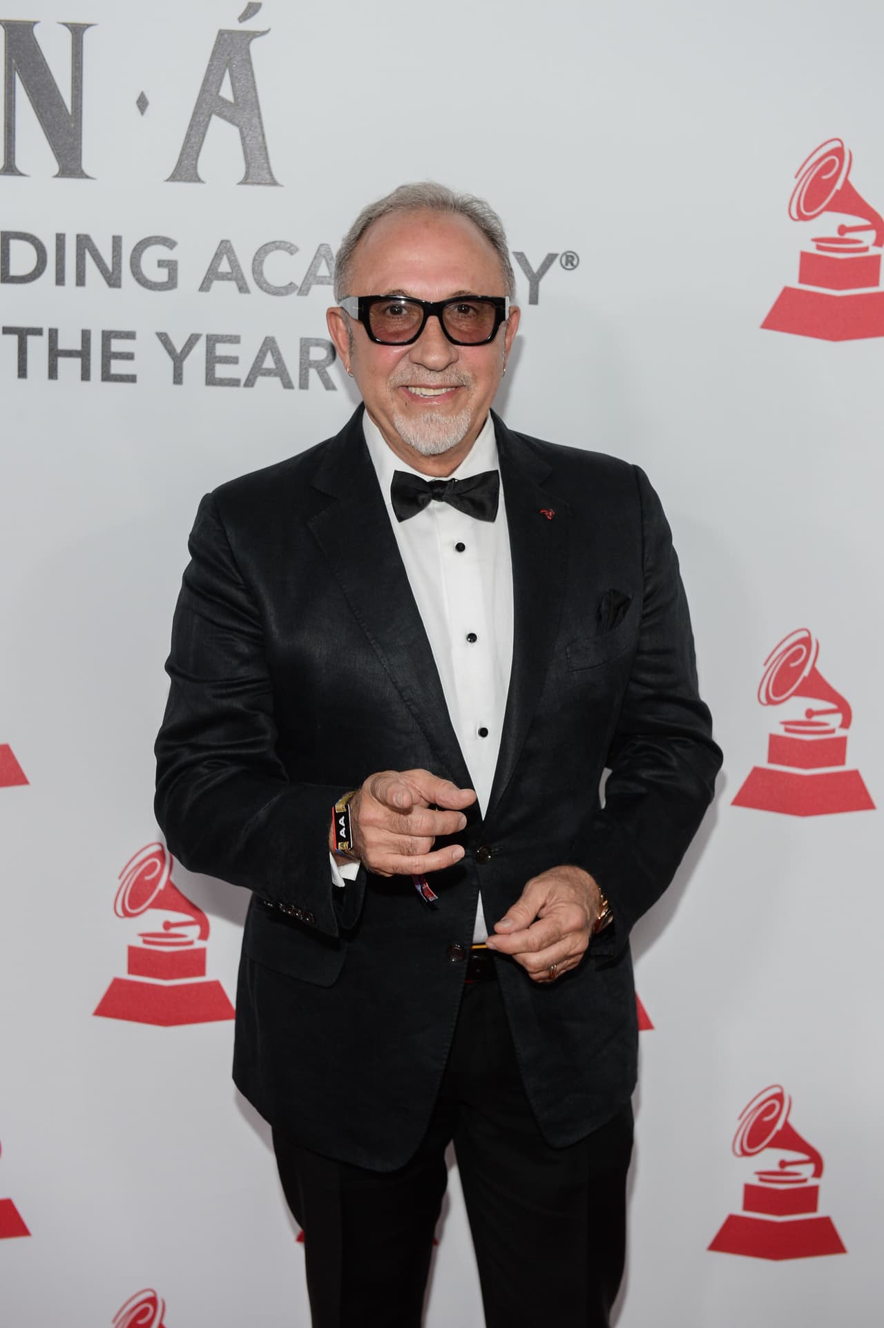 El genio musical Emilio Estefan, uno de los pocos en recibir la distinción de Persona del Año, también llegó para felicitar a Maná.